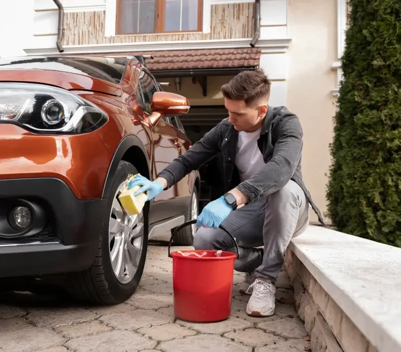 Lavage auto à domicile Saint-Chamarand : professionnel intervenant sur un véhicule